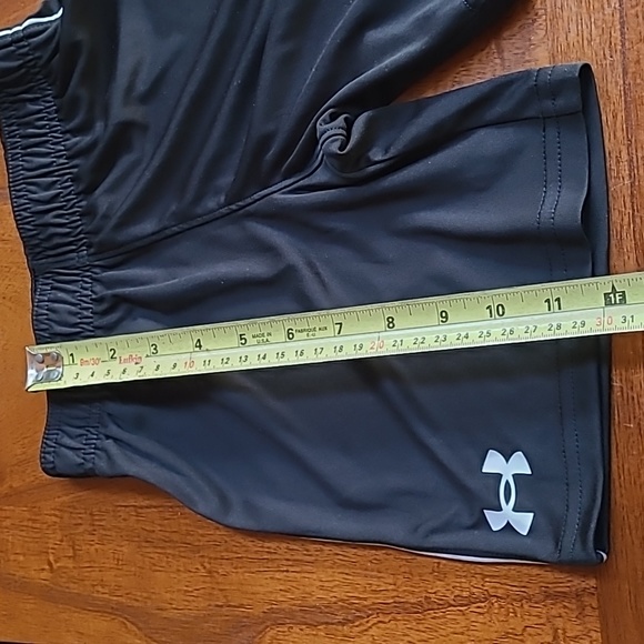 Under Armour kids short sz 4 - Picture 10 of 11